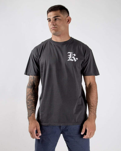 Camiseta Kingz Old English-Carbon